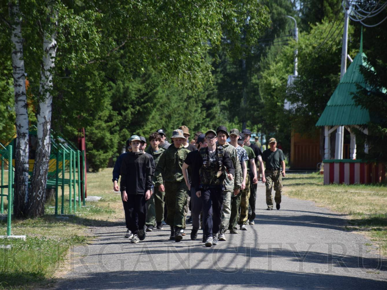 Десятиклассники Кургана осваивают основы начальной военной подготовки на учебных сборах.