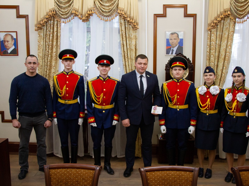 Глава Кургана Антон Науменко встретился с кадетами знаменной группы школы № 75.