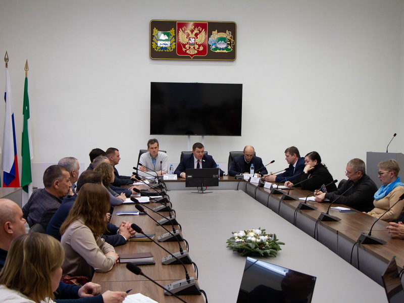 На заседании штаба с управляющими компаниями - о работе в праздничные дни.