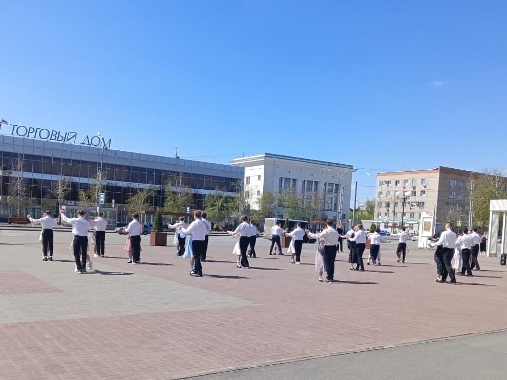 «Вальс Победы» закружил в танце десятки молодых пар.
