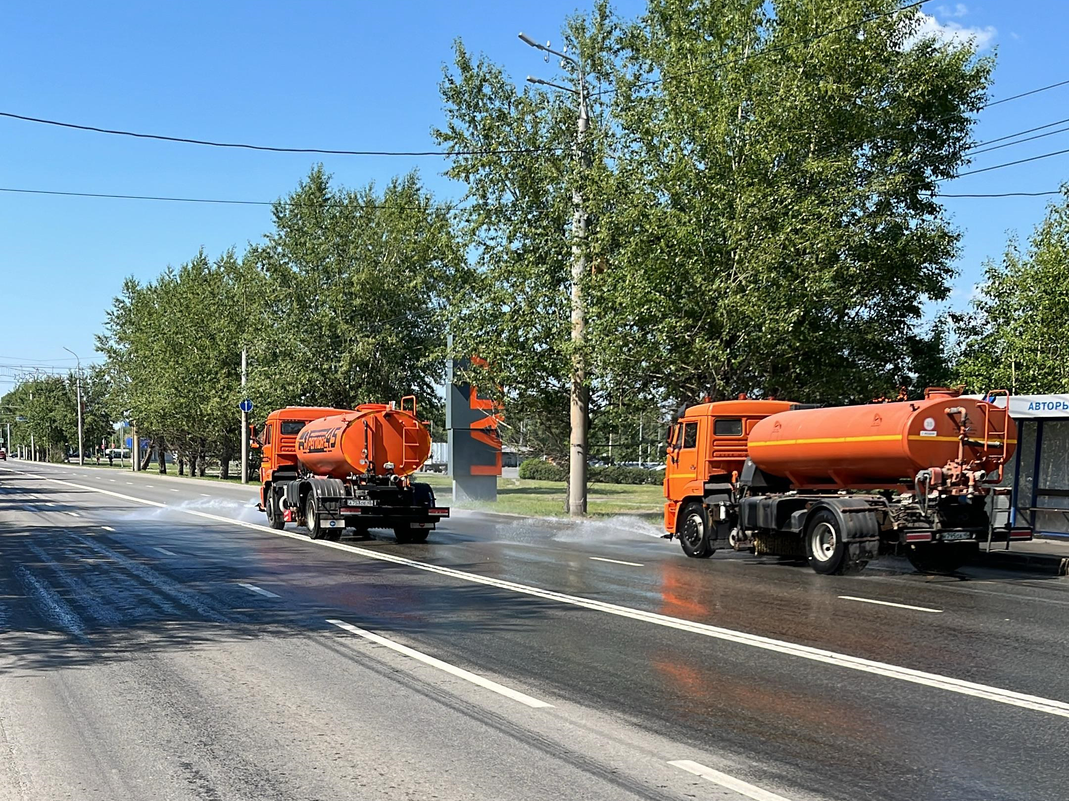 На улицах города работает 5 единиц поливальных машин.
