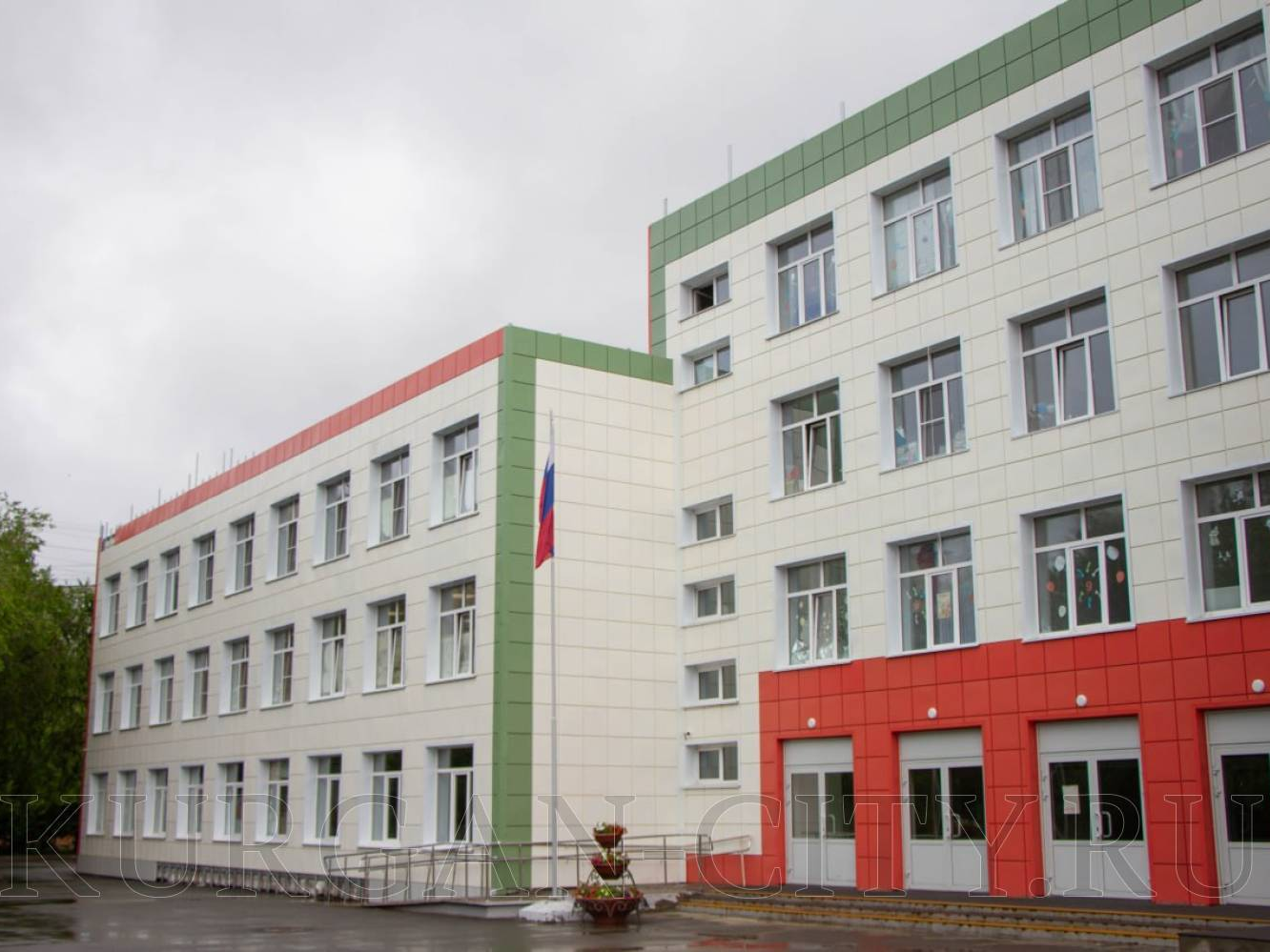 В Кургане в рамках нацпроекта «Молодежь и дети» продолжается капитальный ремонт школы №5.