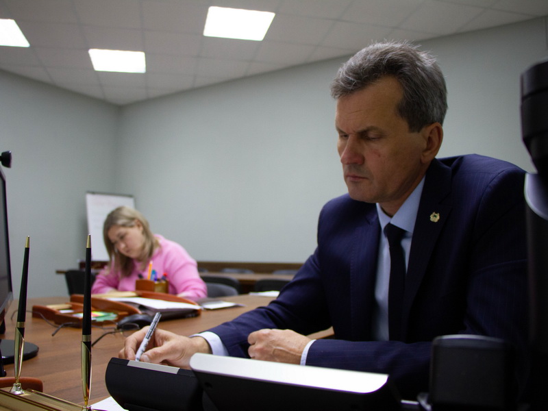 Директор департамента ЖКХ ответил на вопросы горожан во время горячей линии с населением.
