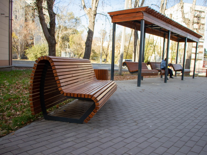 Курган становится красивее и комфортнее для отдыха на общественных территориях.