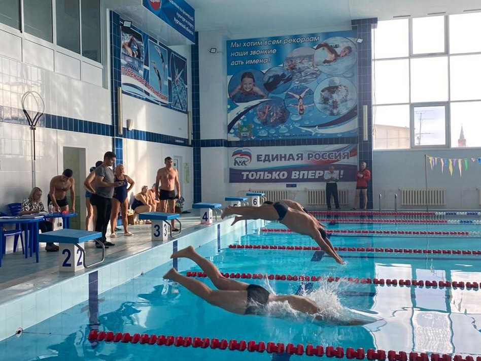 Ветераны Кургана соревновались в плавании в рамках спартакиады города.
