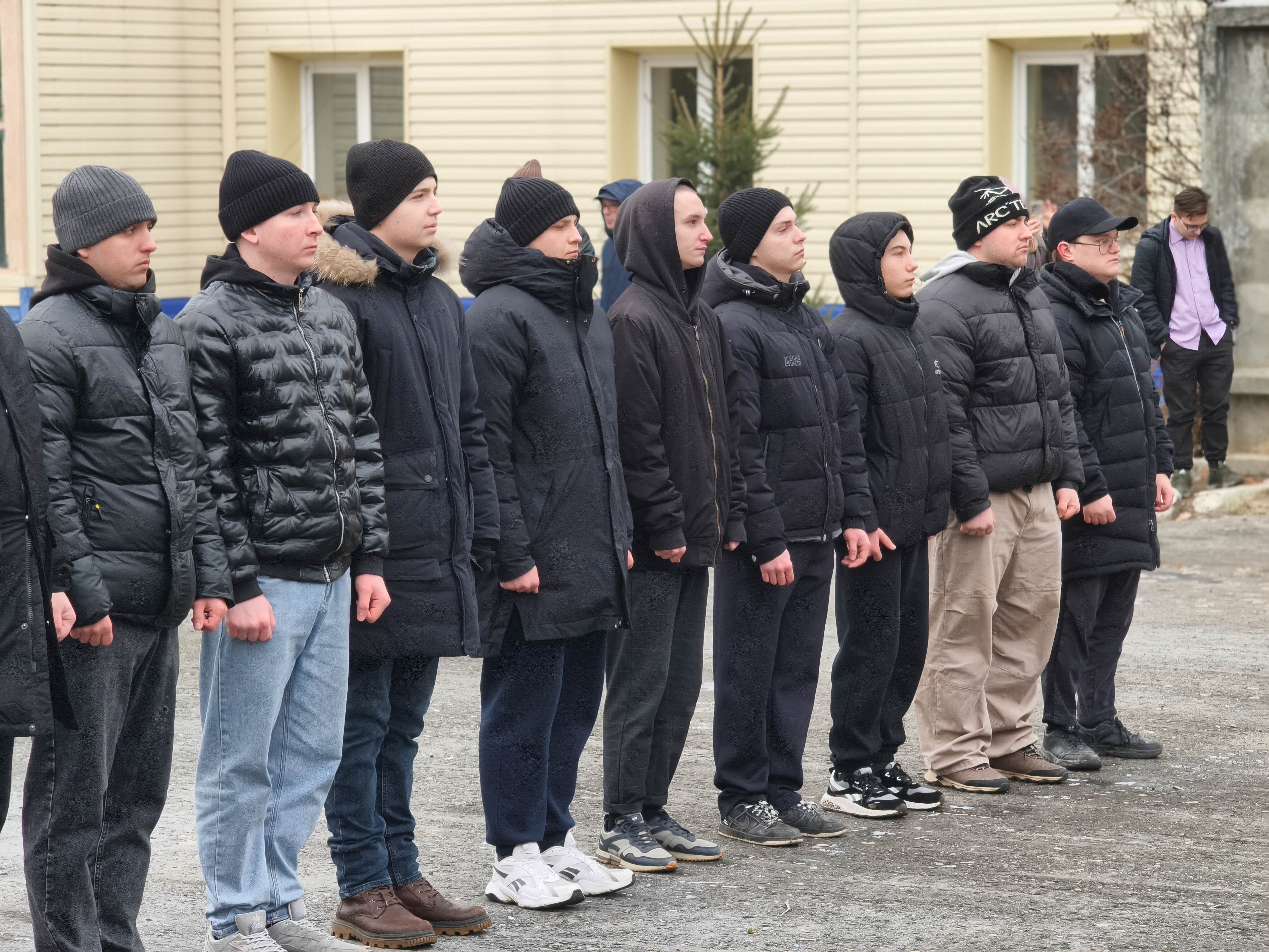 Курганские молодые люди отправились служить в Вооруженных Силах РФ.