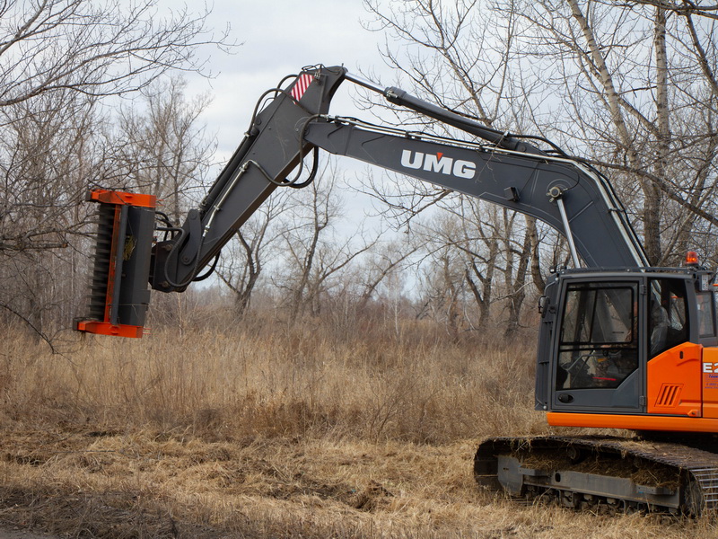 Работы по окосу камыша и сухой растительности в Кургане продолжаются.