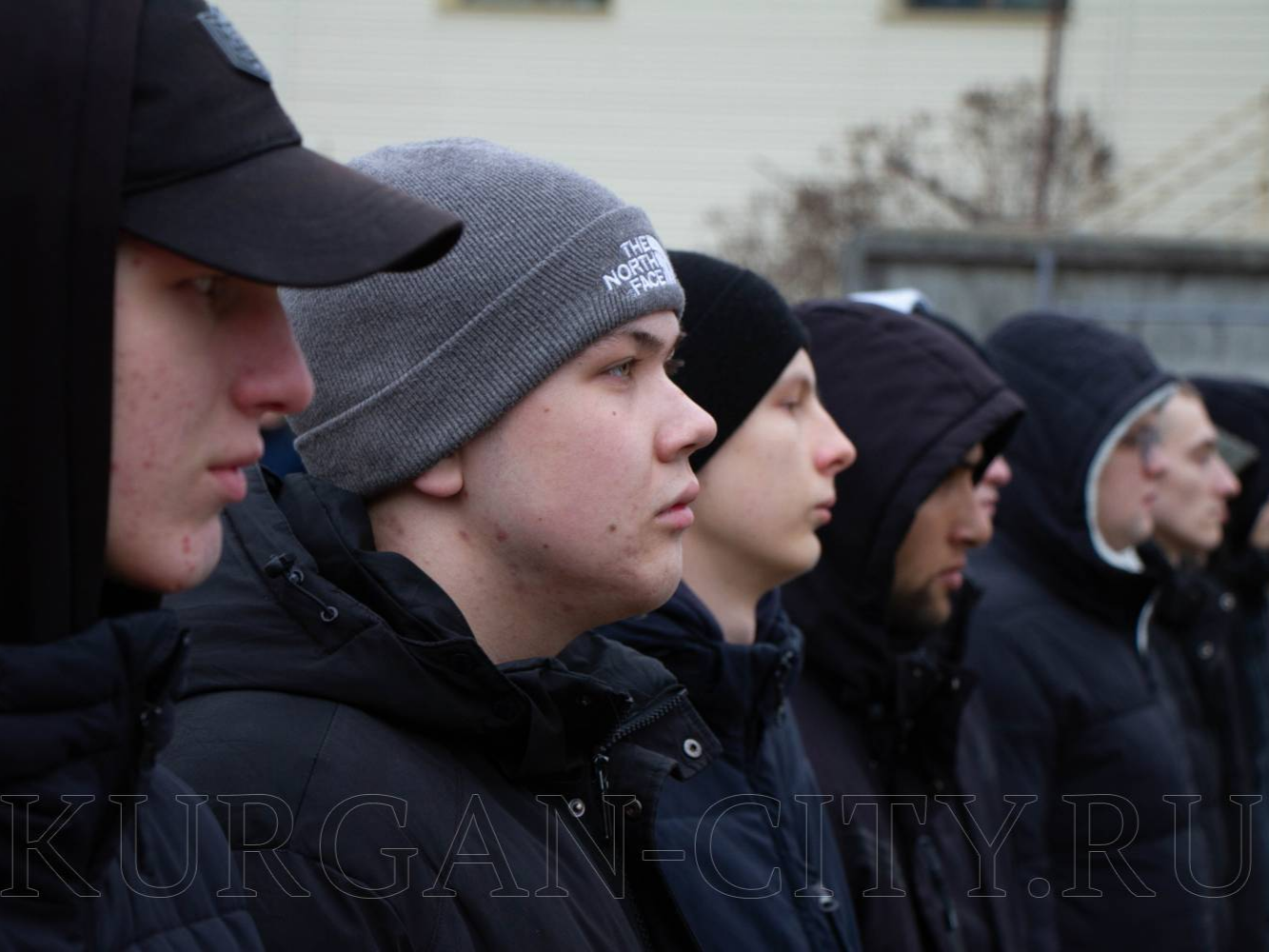 Молодые курганцы выбирают службу в армии.