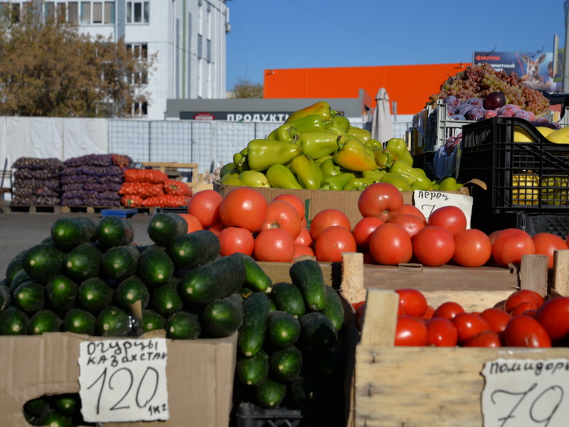 Ярмарка ждет покупателей за фруктами и овощами.