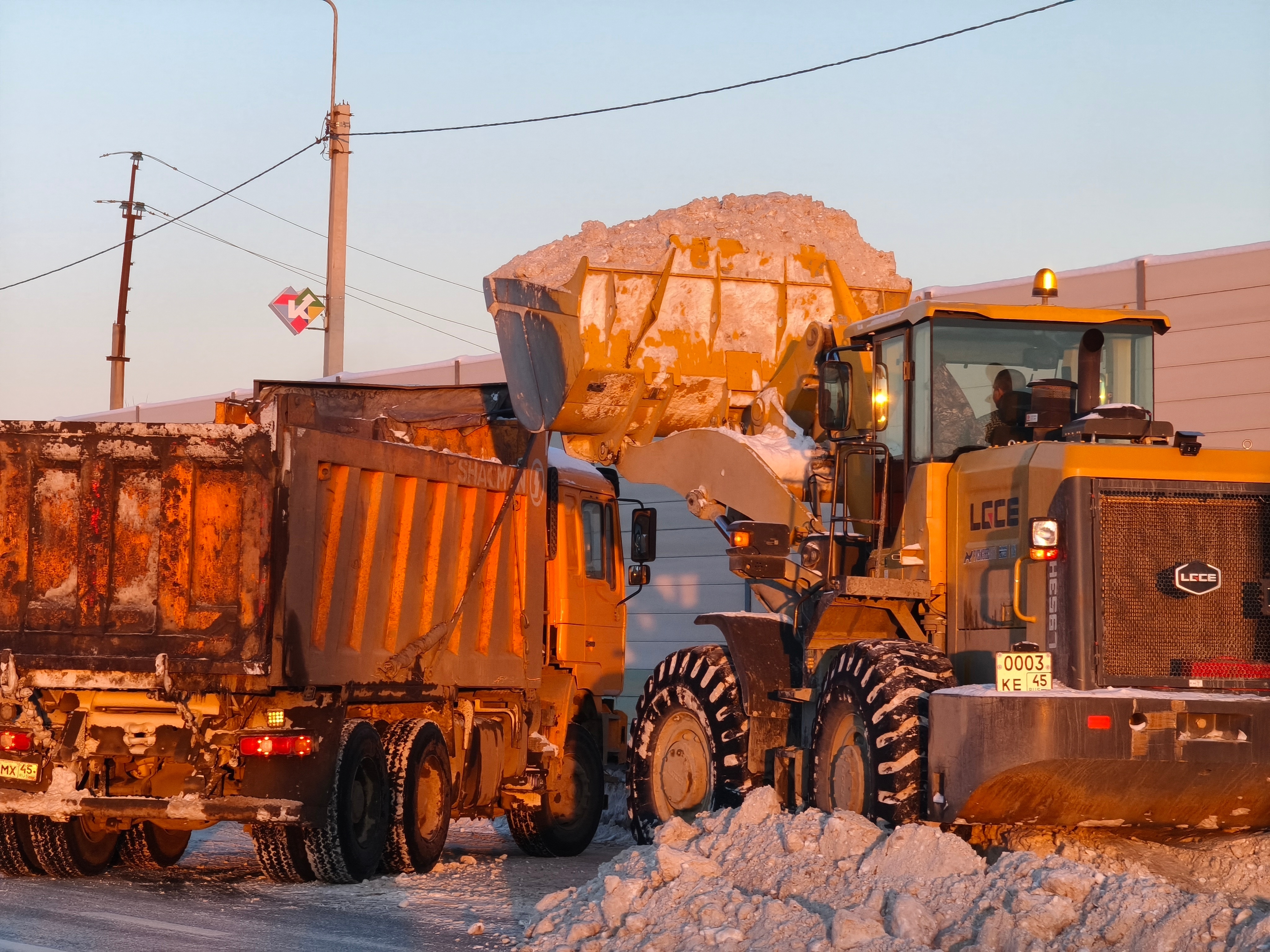 Дорожные службы вывозят снег.