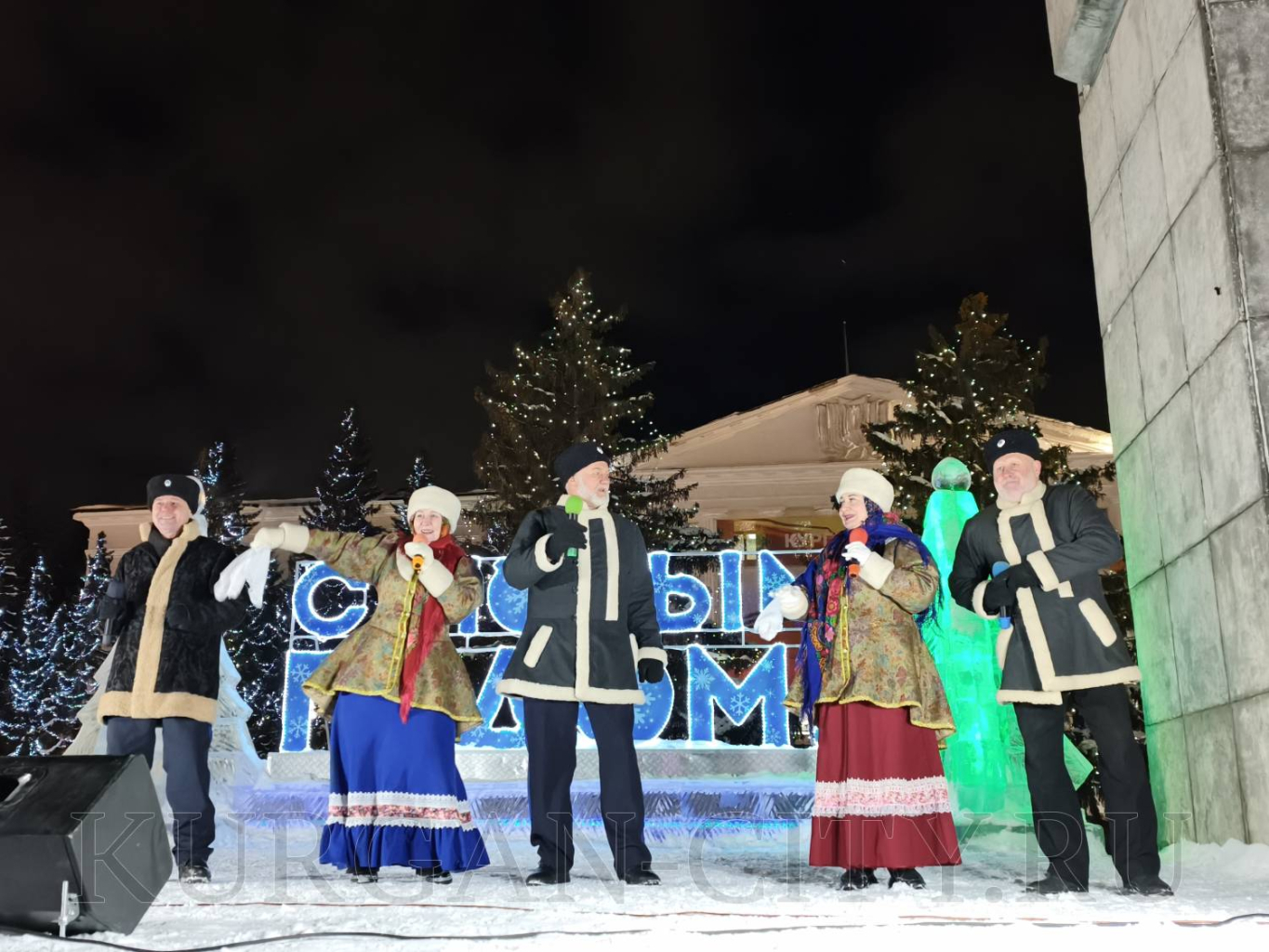 В канун Рождества курганцы встали в хоровод на центральной площади.