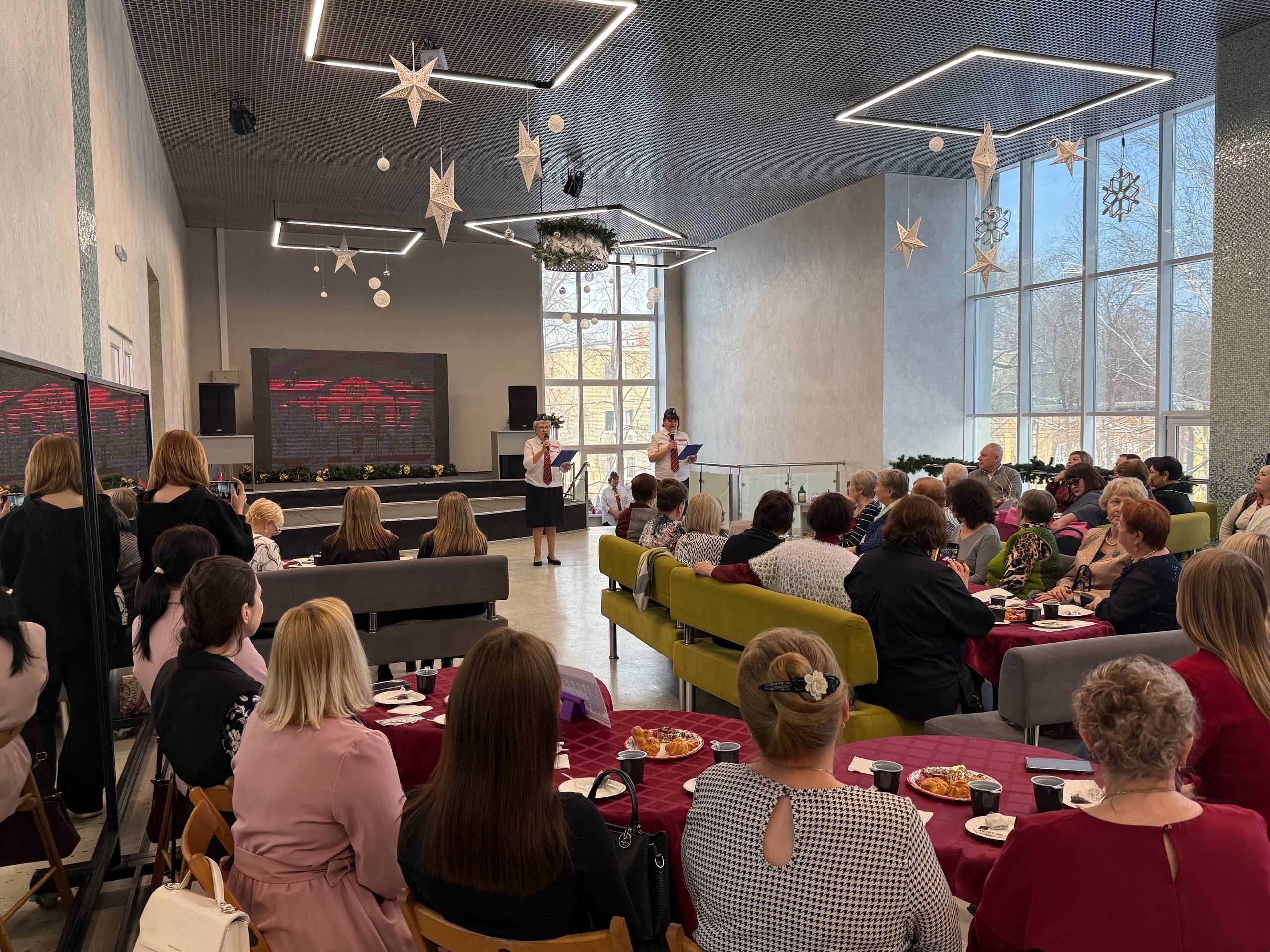 «Путешествие на юбилейном экспрессе». Одна из курганских школ отметила 90-летний юбилей.