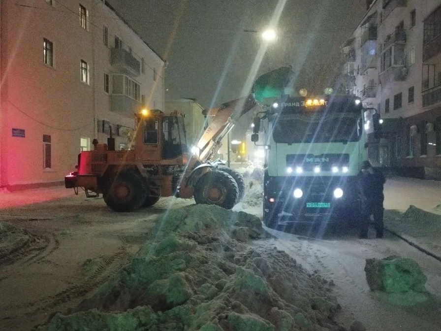Дорожные службы продолжают очистку города от снега.