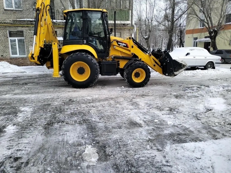 Управляющим компаниям поручено усилить работу по очистке дворов и кровель домов от снега и наледи.