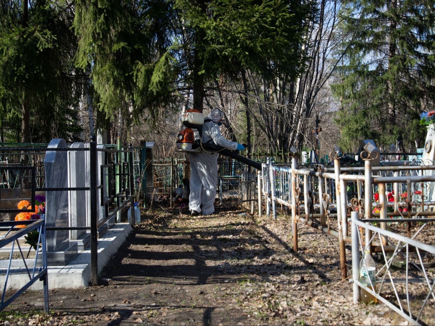 На городских кладбищах продолжается уборка территорий и обработка акарицидными средствами.