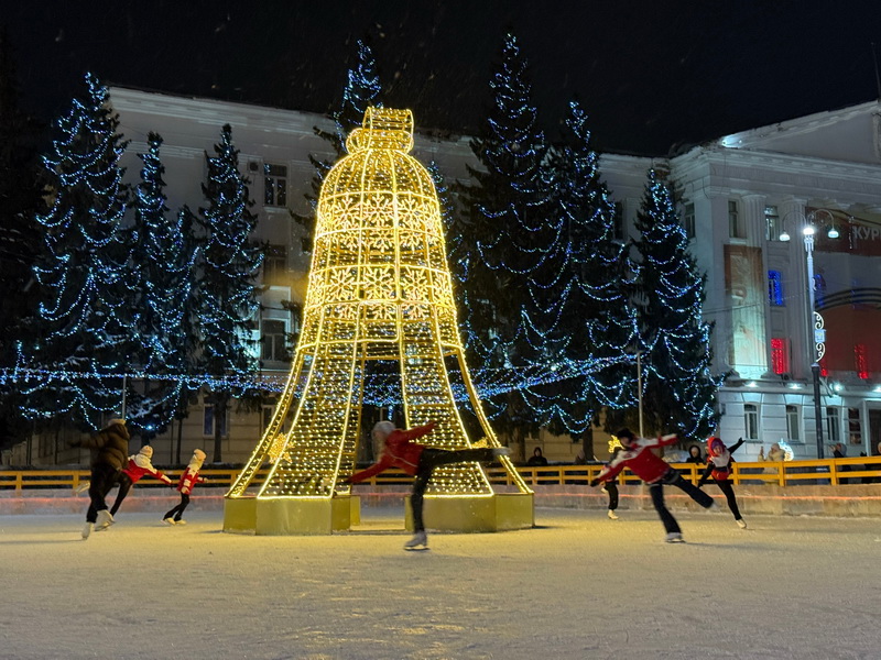 Каток на центральной площади Кургана открыт и ждет любителей ледового катания.