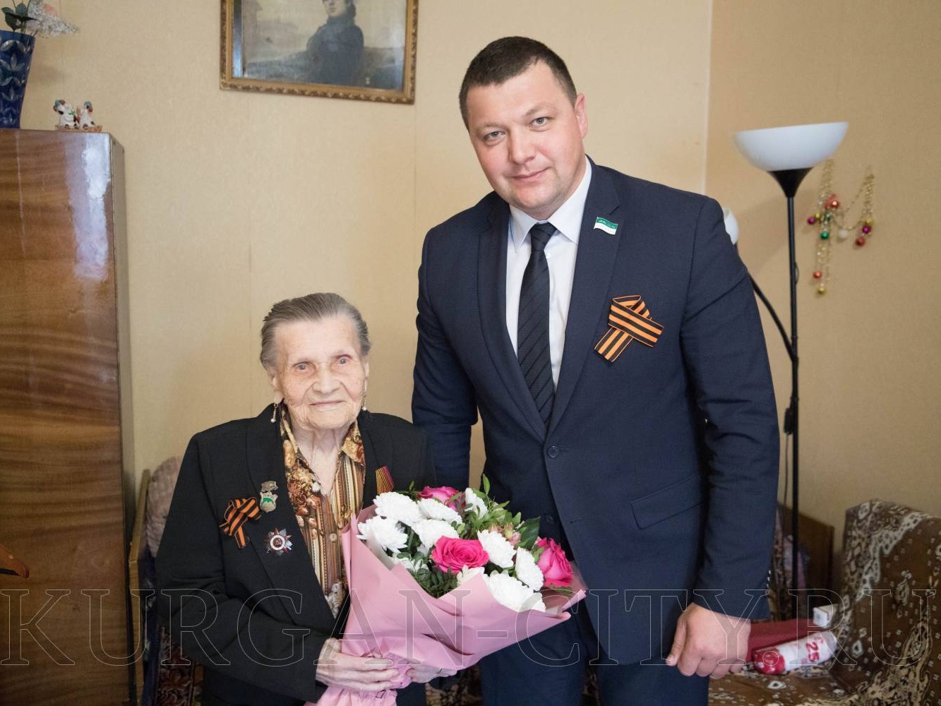 Глава Кургана Антон Науменко поздравил ветерана Великой Отечественной войны Александру Кубонину.