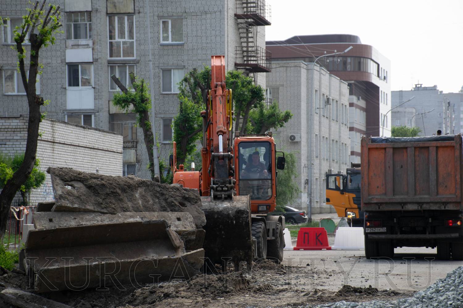 Продолжается капитальный ремонт участка магистральной теплосети на улице Максима Горького.