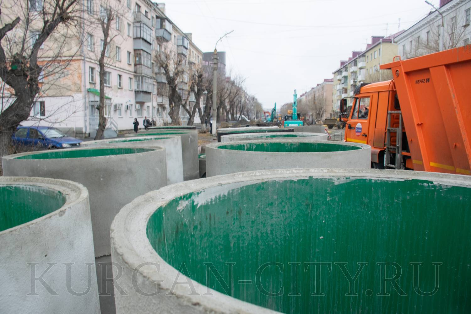 На улице К. Мяготина продолжается масштабная замена канализационных и водопроводных сетей