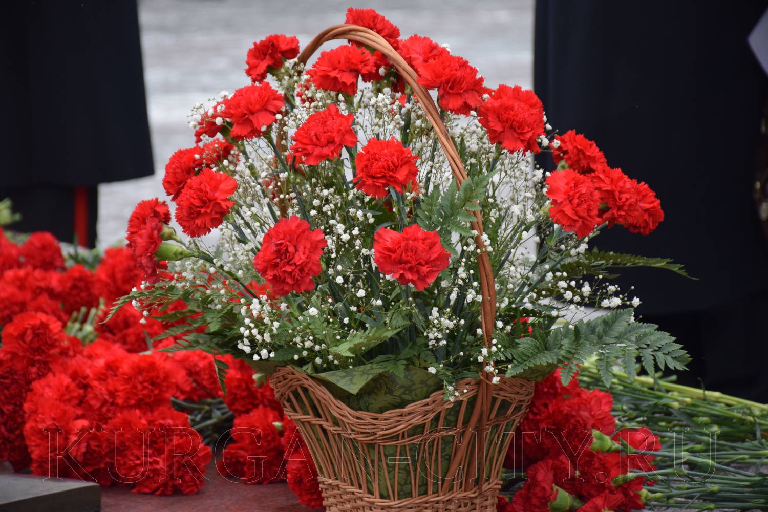 «Спасибо тебе, солдат». В Кургане состоялась торжественная церемония возложения цветов к Вечному огню