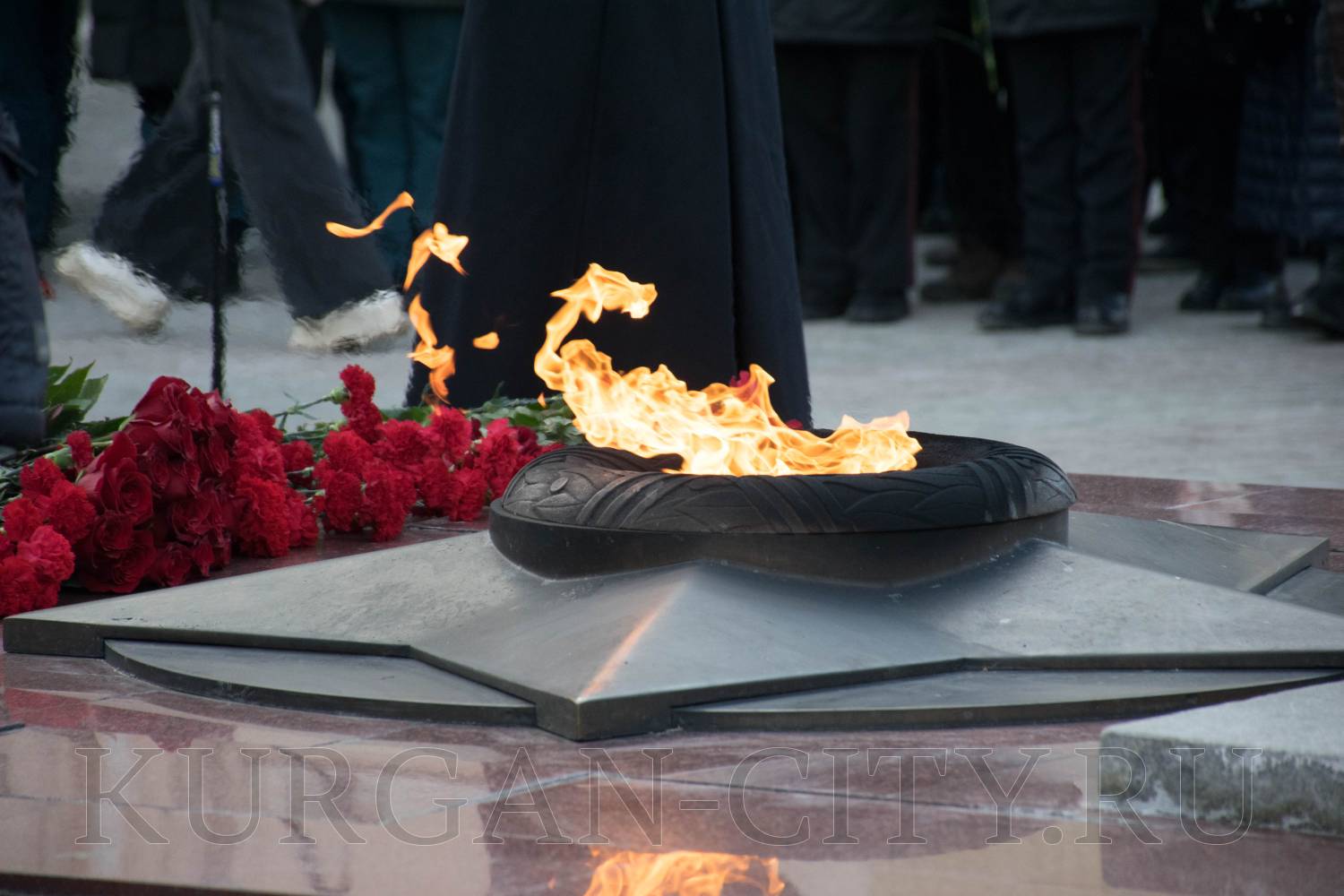 В Кургане торжественно возложили цветы к Вечному огню в память о Победе в Сталинградской битве