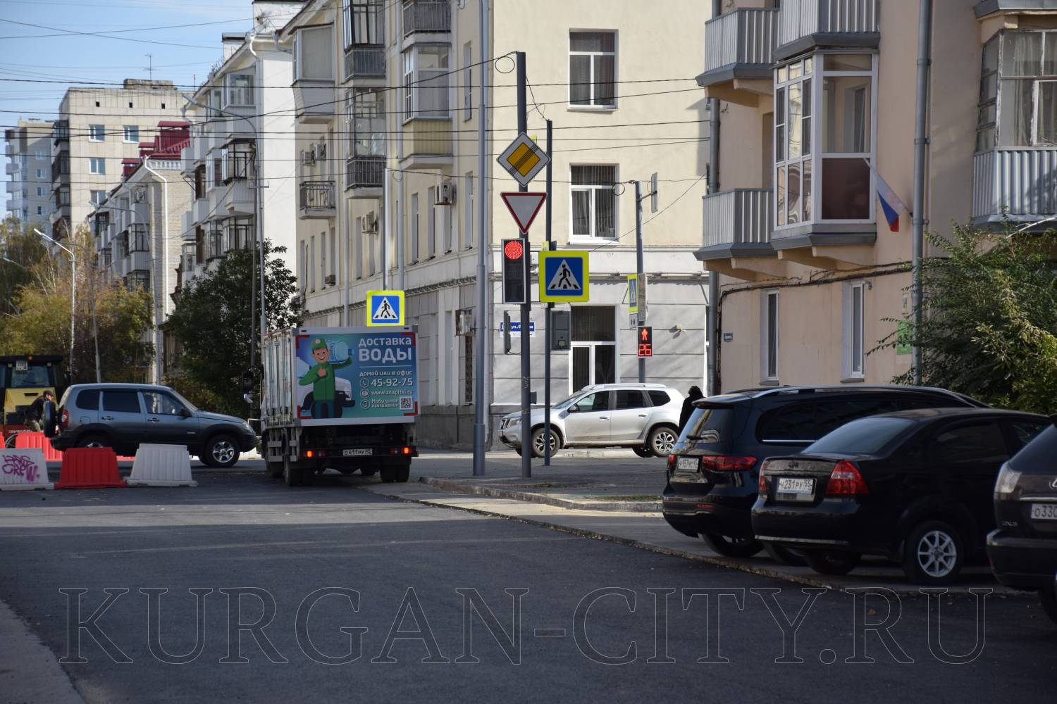 На улице М. Горького продолжаются работы по благоустройству проезжей части после масштабной замены изношенных теплосетей