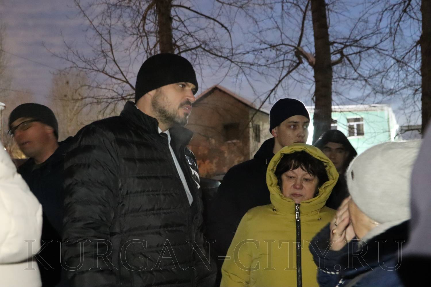 Заместитель главы города, директор департамента ЖКХ Роман Медведев встретился с жителями дома по пр. Машиностроителей, 11а.