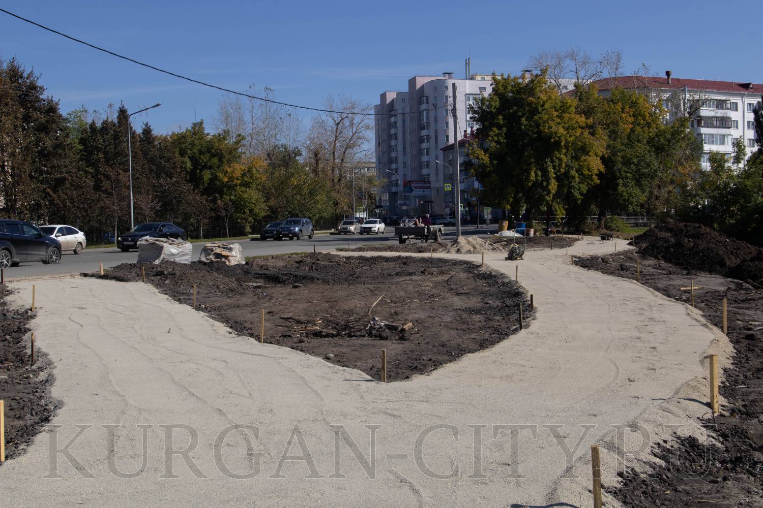 В Кургане продолжается благоустройство общественной территории около пересечения улиц Пушкина и Карельцева.