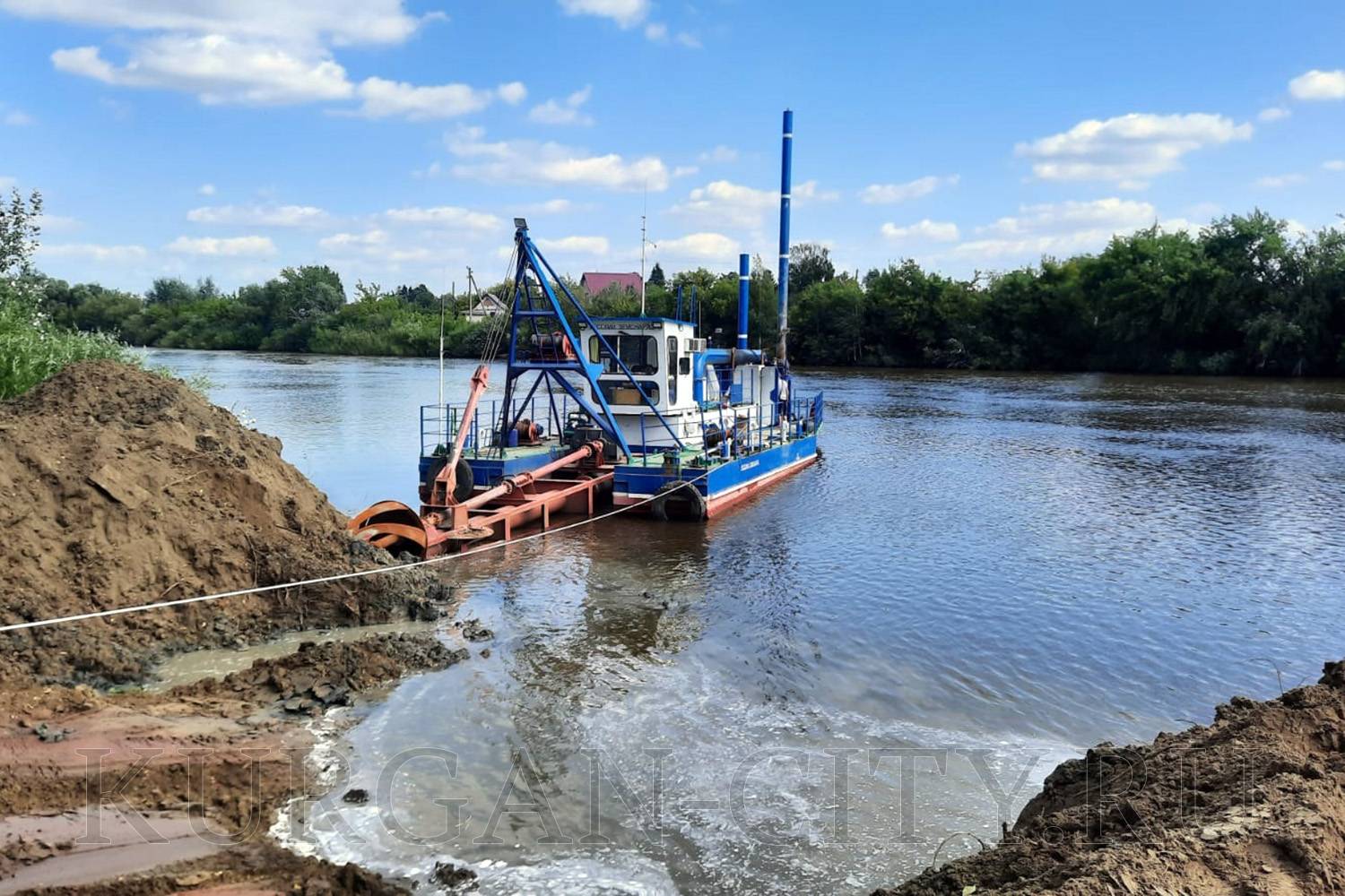 В Кургане стартовал второй этап расчистки русла реки Тобол.