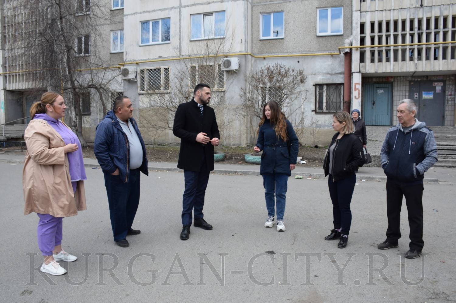 Директор департамента ЖКХ Роман Медведев проконтролировал уборку дворов.