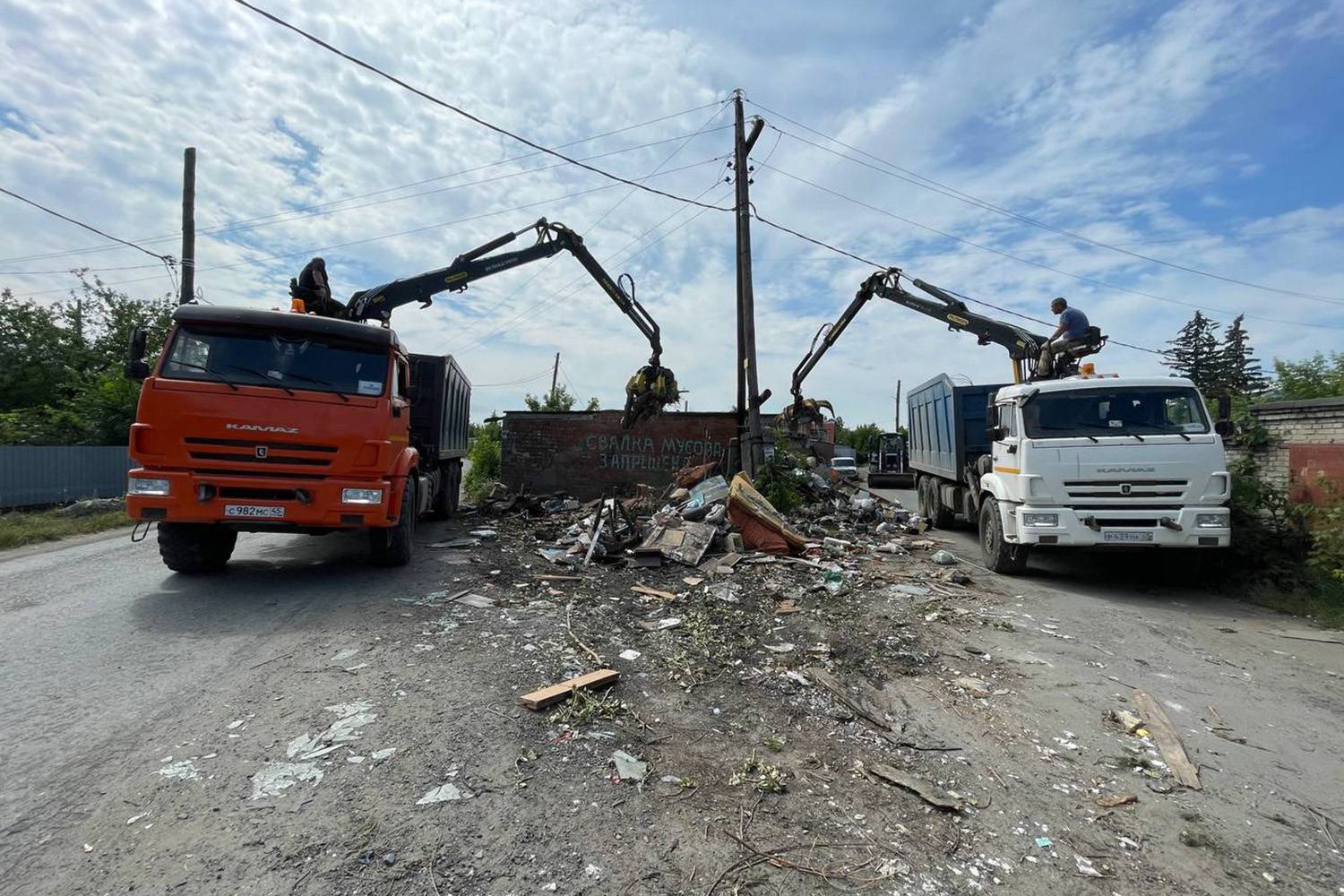 На пострадавших от паводка территориях за Кировским мостом продолжается уборка мусора на территориях, где недавно сошла вода.