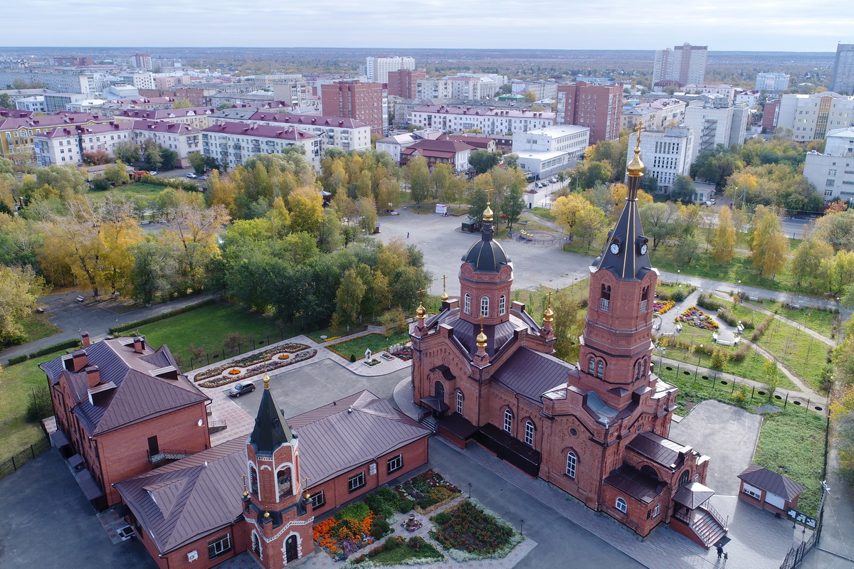 Вид на собор имени Александра Невского в городском саду города Кургана