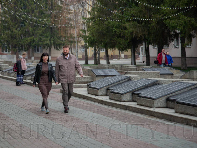 Глава города Кургана Елена Ситникова: «Мы должны чтить наших героев и бережно хранить о них память». Глава города Кургана Елена Ситникова: «Мы должны чтить наших героев и бережно хранить о них память».