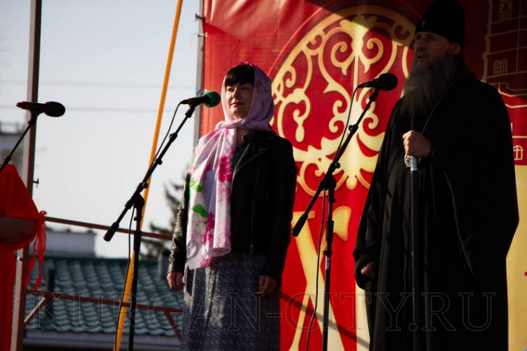 Глава Кургана Елена Ситникова поздравила участников Пасхального фестиваля со светлым праздником Пасхи.