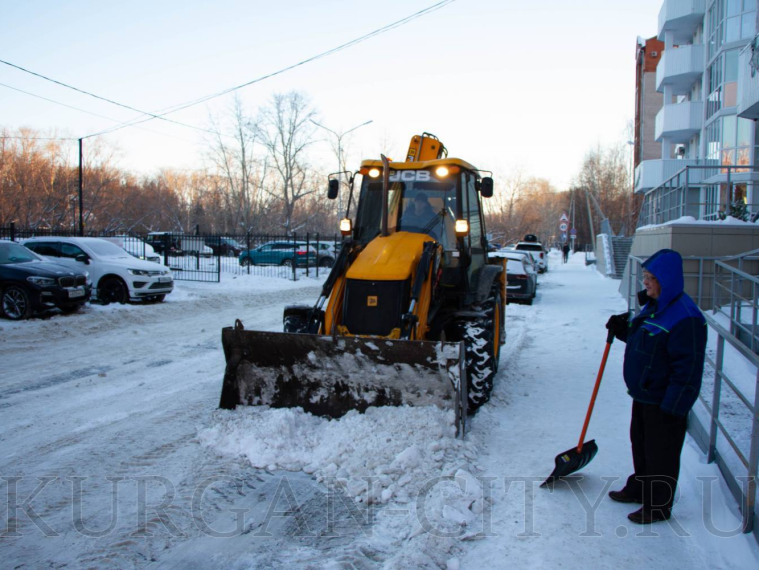 Уборка снега продолжается.