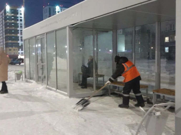 Уборка снега в городе идет полным ходом.