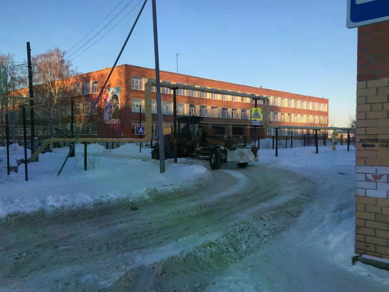 В Кургане продолжается работа по уборке улиц, дворов и вывозу снега.