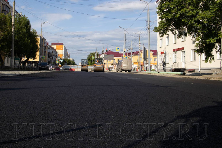 На первом участке улицы Коли Мяготина начали укладывать нижний слой асфальта.