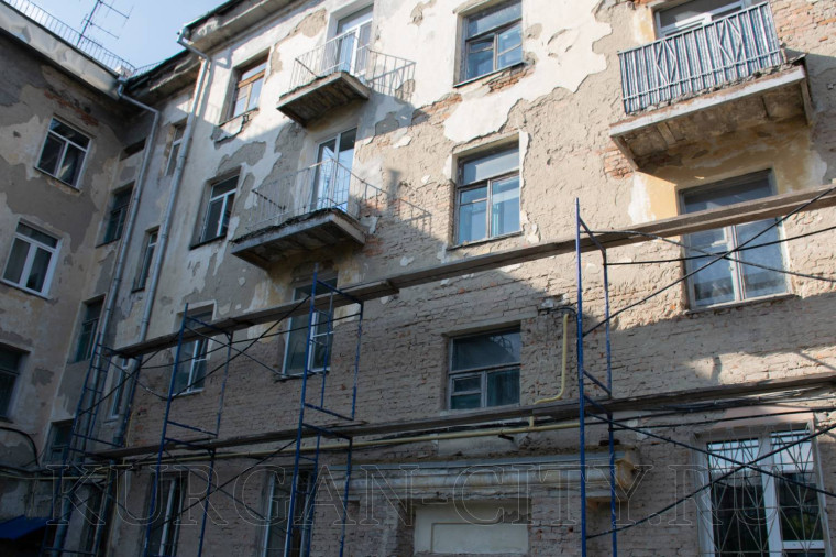 Продолжаются ремонты фасадов многоквартирных домов в центре города.