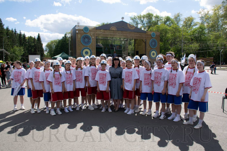 Глава города Кургана Елена Ситникова поздравила курганцев с Днем строителя.