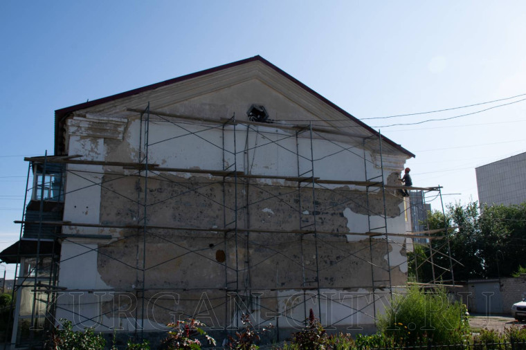 Первый заместитель Главы города Кургана Павел Каргаполов проконтролировал ход ремонтных работ на фасадах многоквартирных домов.