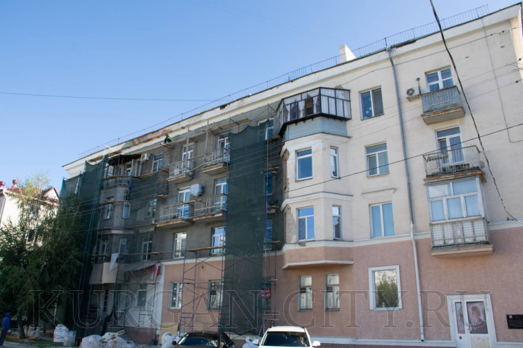 Первый заместитель Главы города Кургана Павел Каргаполов проконтролировал ход ремонтных работ на фасадах многоквартирных домов.