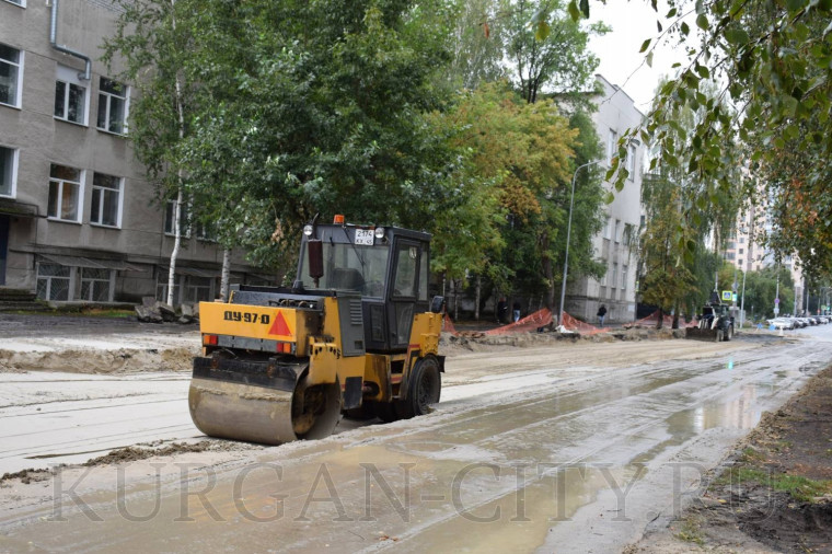 Погода работе не помеха. На улице М.Горького продолжается капитальный ремонт теплосетей.