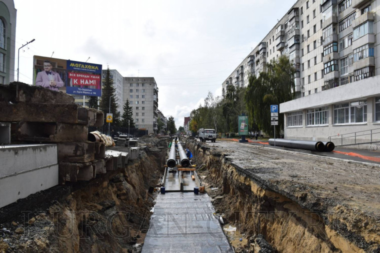 Погода работе не помеха. На улице М.Горького продолжается капитальный ремонт теплосетей.