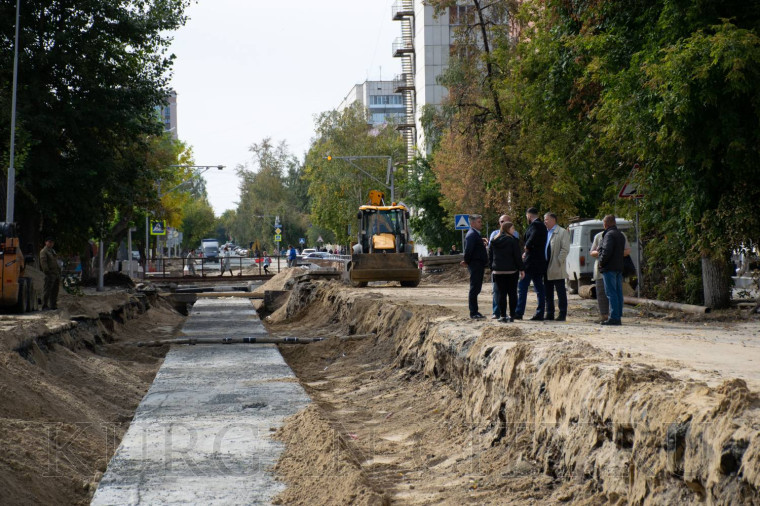 На улице Максима Горького продолжают ремонт теплосетей.