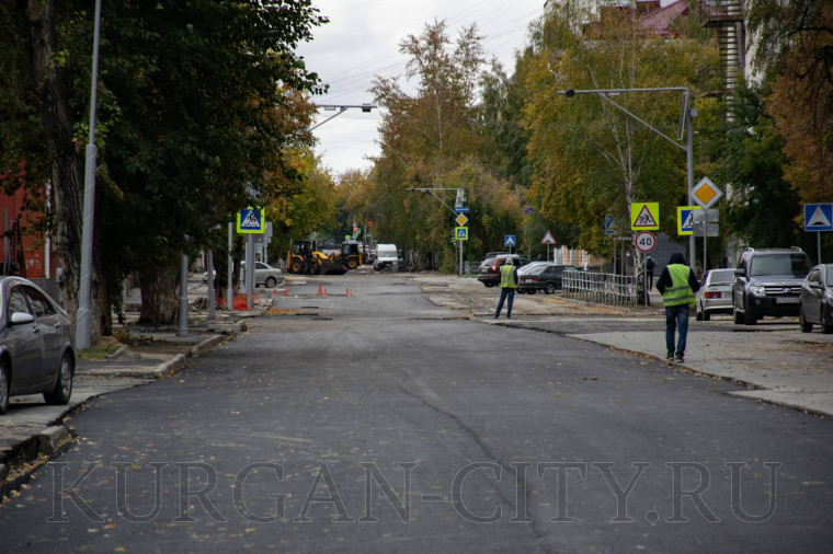 На улице М. Горького близки к завершению масштабные ремонтные работы по замене изношенных теплосетей.