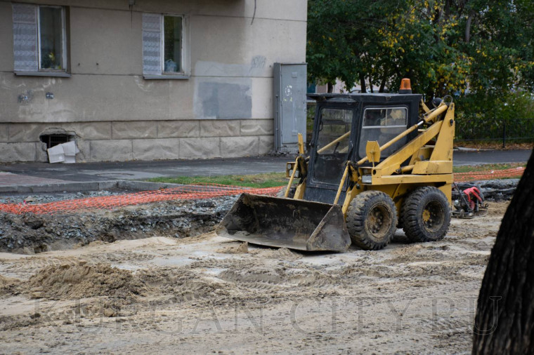 На улице М. Горького близки к завершению масштабные ремонтные работы по замене изношенных теплосетей.