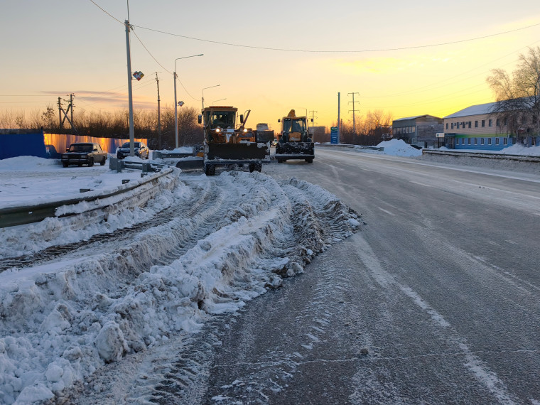 Дорожные службы вывозят снег.