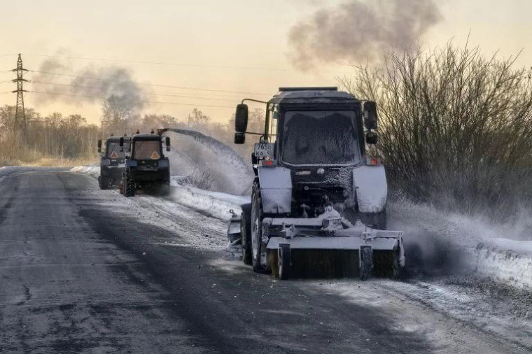 В Кургане продолжается работа по уборке улиц, дворов и вывозу снега.