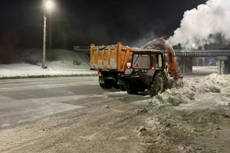 В Кургане продолжается работа по уборке улиц, дворов и вывозу снега.